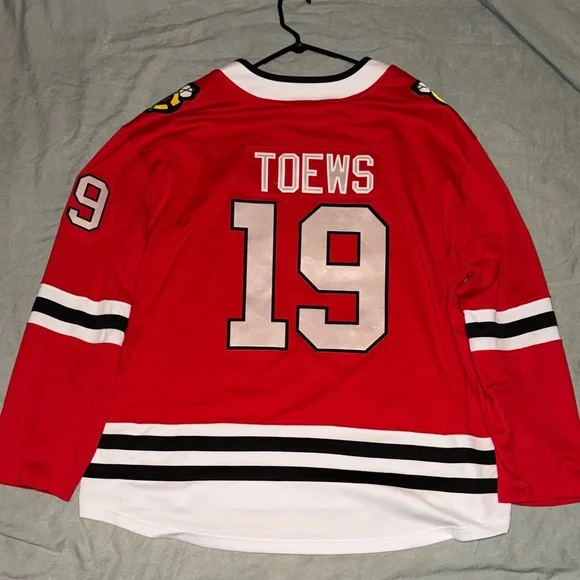 Fanatics Red Jonathan Toews Blackhawks Captain Jersey - Picture 7 of 9